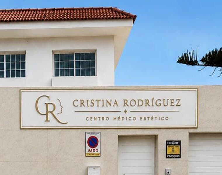 Entrada de la Clínica Cristina Rodríguez en Calle La Rosa 57, La Garita (Telde), con el cartel del centro