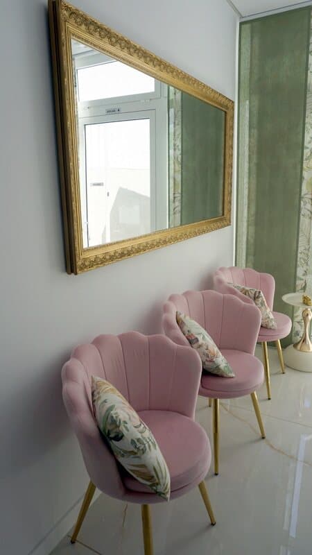 Sala de espera de la clínica con espejo de marco dorado
